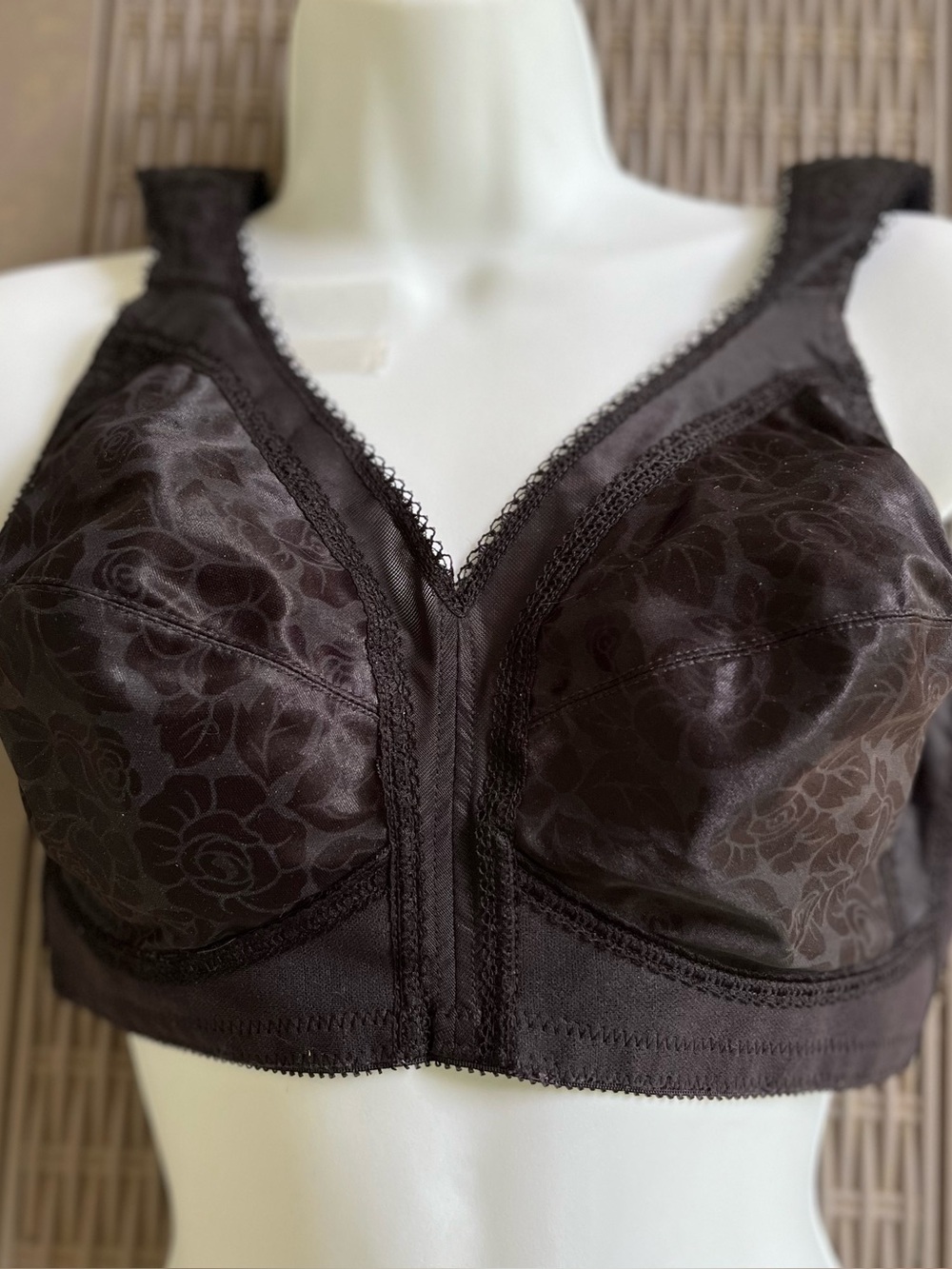 Playtex Black Full-Coverage Bra. 38D  adjustable straps